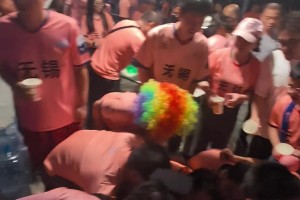 开眼了！赣超赛场奇葩一幕：球员把足球硬生生玩成橄榄球