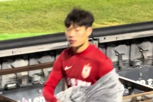 实拍：惨败国安后，长春亚泰球员贺一然面对球迷指责做出这个动作
