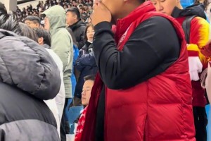 真的要告别中超了！实拍：国安“送别”亚泰时，亚泰球迷众生相