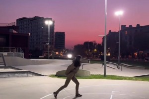 瑜伽裤身材尽显啊卓识看到球场也是没忍住比划了一下~