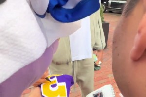 浓眉给粉丝签湖人球衣！