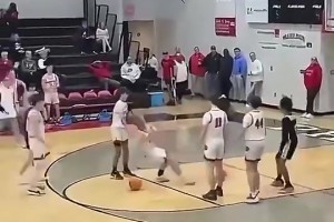 美国青少年篮球赛白人球员种族歧视，遭黑人球员一拳打昏迷