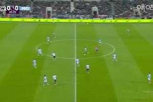 忘带射门靴？谢尔基横敲中路，福登推射擦柱而出