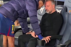 赢球也不高兴！弗里克赛后独坐替补席神情严肃，拉菲尼亚上前交流