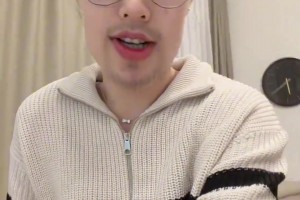 摩洛哥某球队球迷向场内扔了一把匕首，还被对方球队捡到了？！