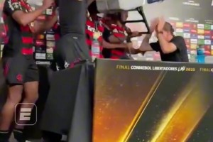 弗拉门戈主教练在发布会上惨遭香槟沐浴，这就是胜利的香槟浴嘛~