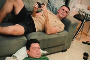 当你和朋友足球游戏solo时…