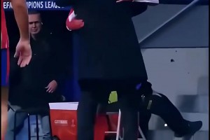 足球热血但不乏温情，热血为核、温情为脉