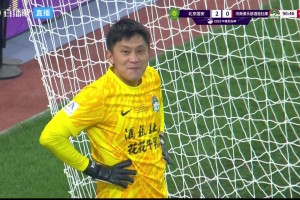 表情包！王国明扑出法比奥点球被判重罚，一边喷水一边苦笑