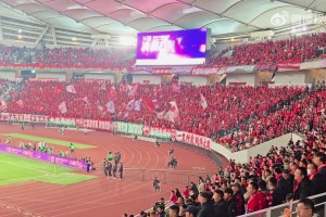开场互骂！国安球迷：北京国安是你ba！河南球迷：sb！
