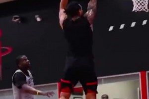 击败火箭后，弗拉格为等候在通道内的球迷们签名！