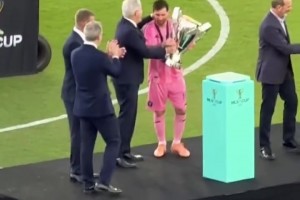 颁奖时刻，梅西一甩头：老贝来站我边上