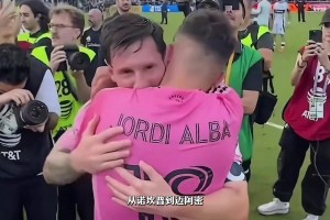 氛围轻松！湖北队赛前热身环节：前国脚梅方与队友抢圈！