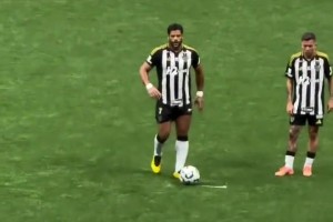 太暴力了！现场看胡尔克超远重炮任意球